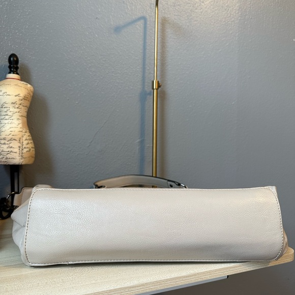 STEVE MADDEN LIGHT GRAY / TAUPE COLOR BAG. - Picture 7 of 12